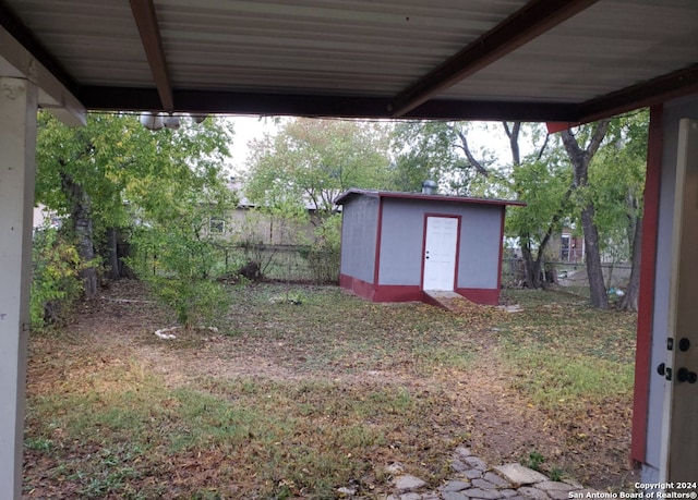 view of yard featuring a storage shed