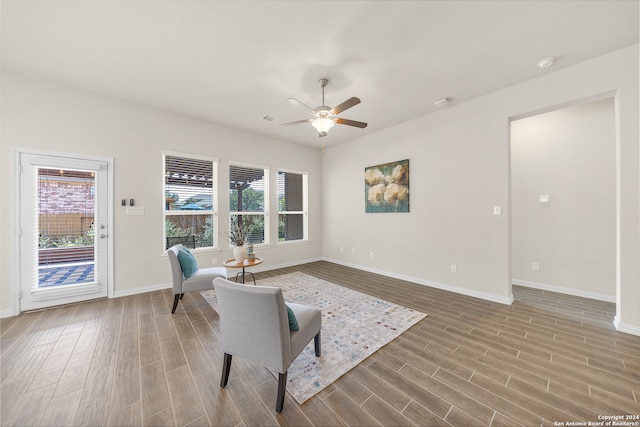 sitting room with ceiling fan