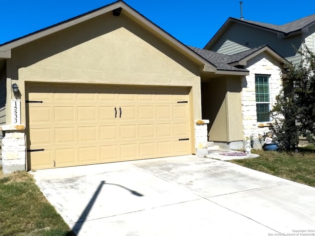 view of front facade featuring a garage