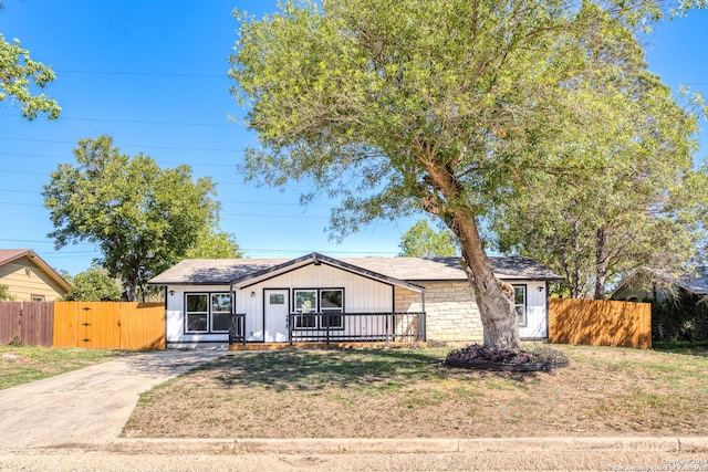 ranch-style home with a front yard