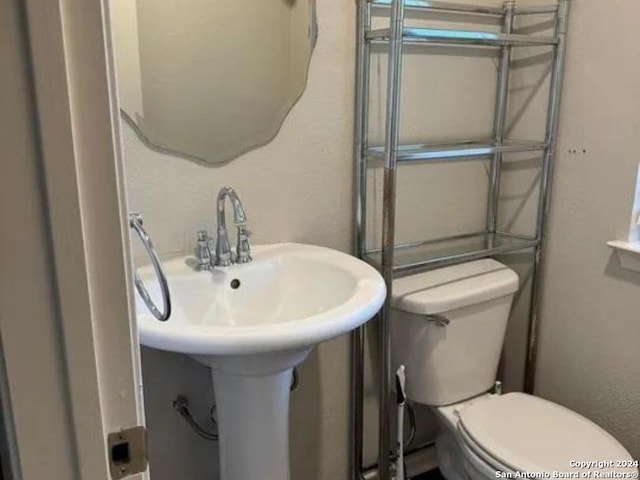 bathroom featuring toilet