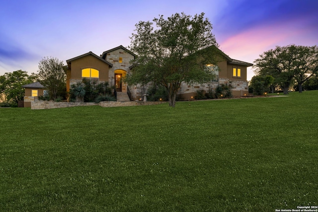 view of front facade with a yard