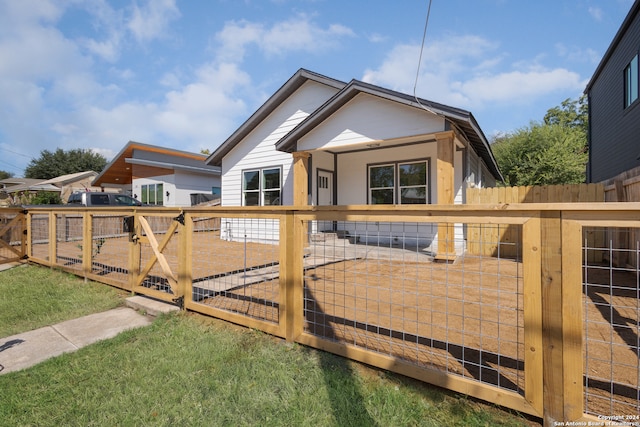 view of front of home with a front lawn