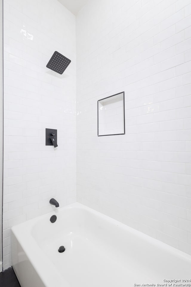 bathroom featuring tiled shower / bath