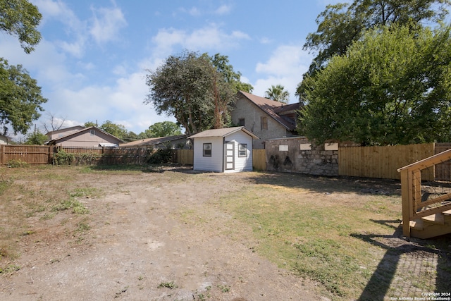 view of yard featuring a storage shed