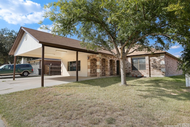 view of front of property featuring a front lawn and a carport