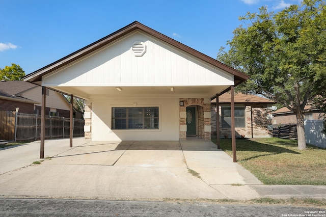 view of front of home featuring a front yard