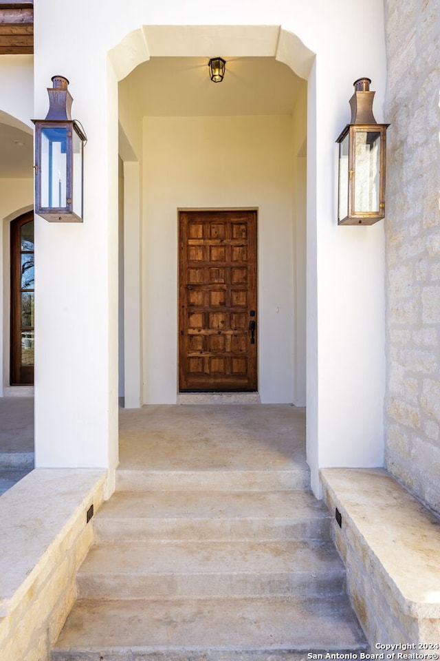 entrance to property with stucco siding