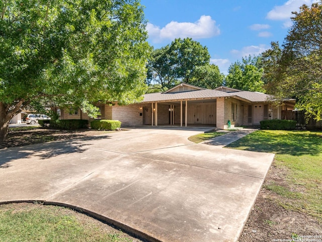 ranch-style house featuring a front lawn