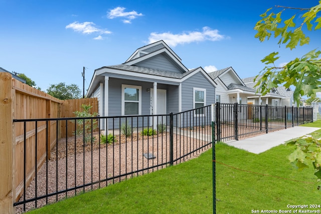 view of front of home featuring a front yard