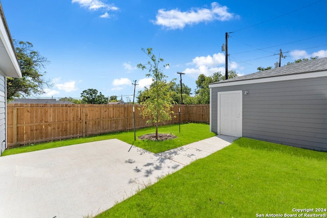 view of yard with a patio