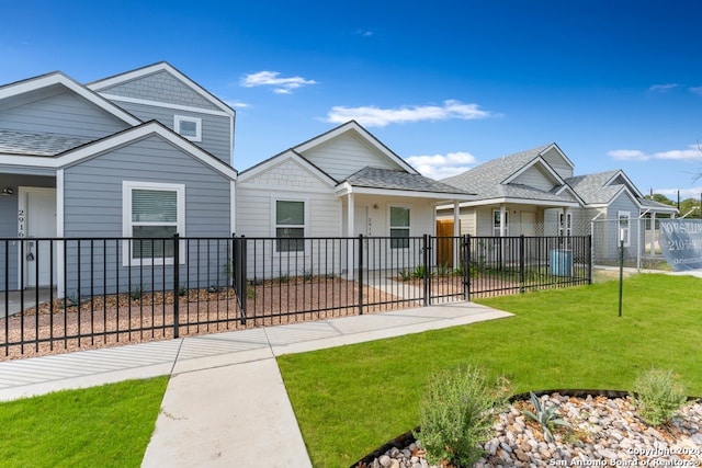 view of front of property featuring a front yard