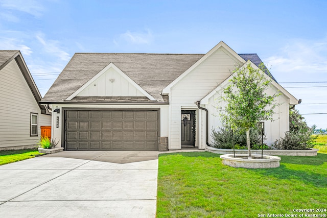 view of front of house featuring a front lawn and a garage