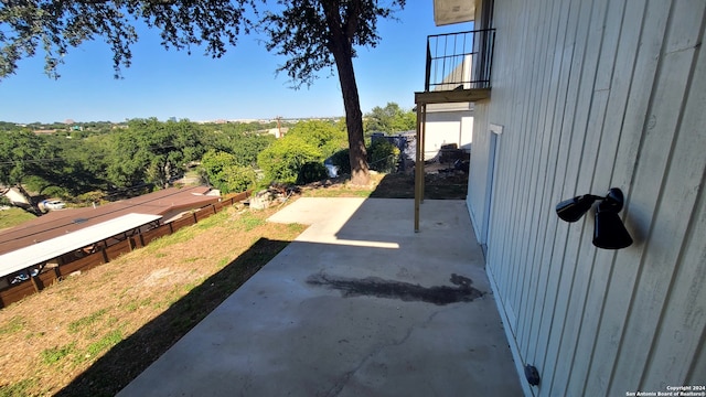 view of yard featuring a patio