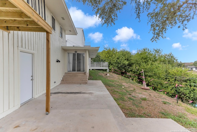 view of yard featuring a patio area