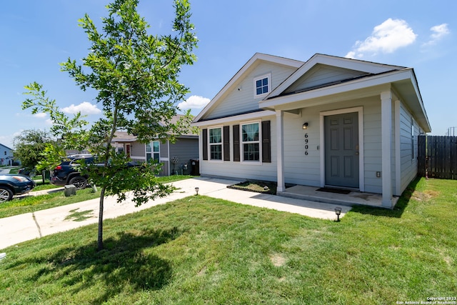 view of front of property featuring a front yard