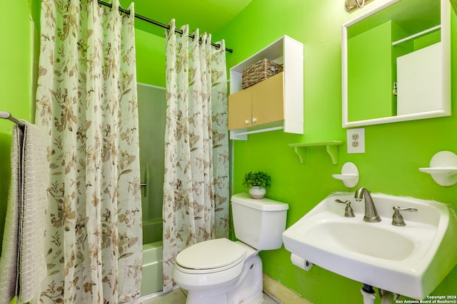 full bathroom featuring shower / bath combo with shower curtain, sink, and toilet