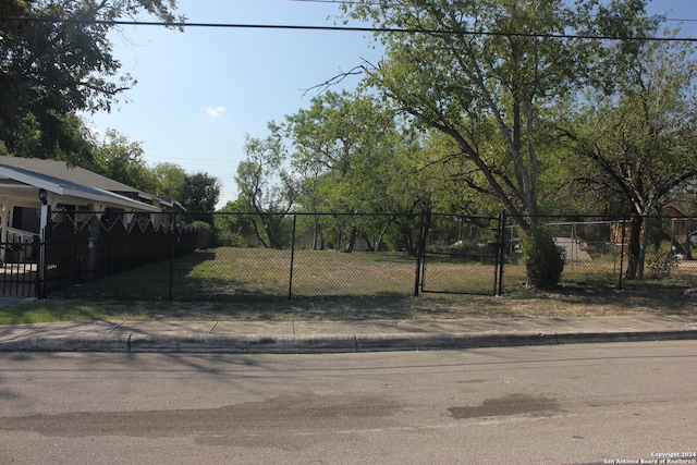 Listing photo 2 for 630 H St, San Antonio TX 78220