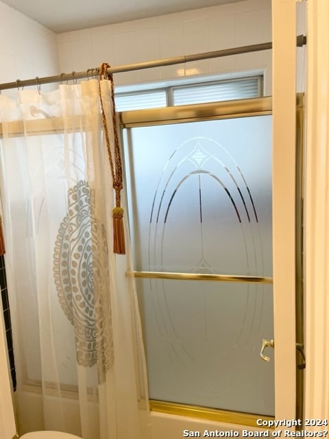 bathroom featuring curtained shower