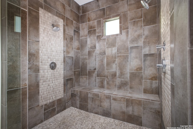 bathroom featuring a tile shower