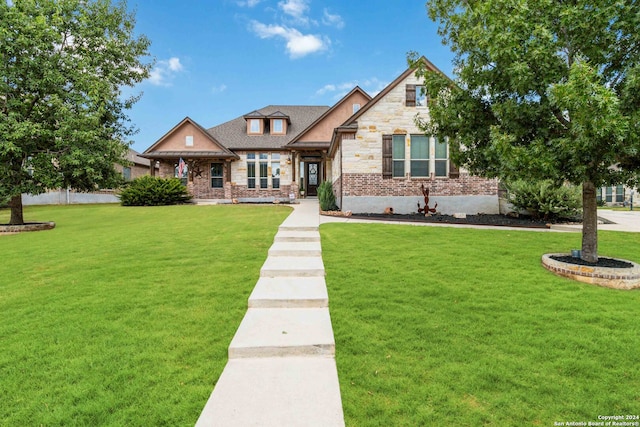 craftsman inspired home featuring a front lawn