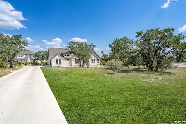 view of front facade featuring a front lawn