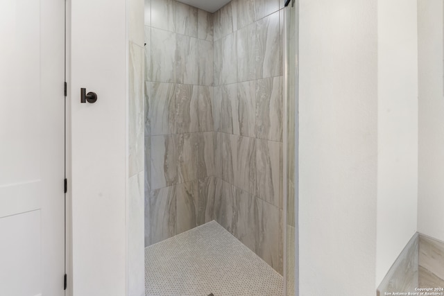 bathroom featuring tiled shower