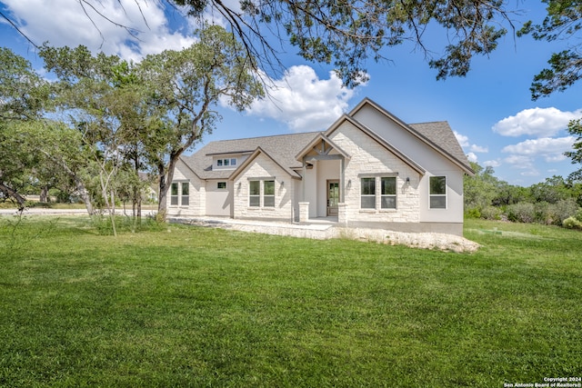 view of front of property with a front yard