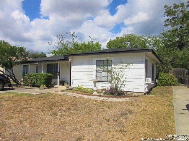 ranch-style home with a front yard