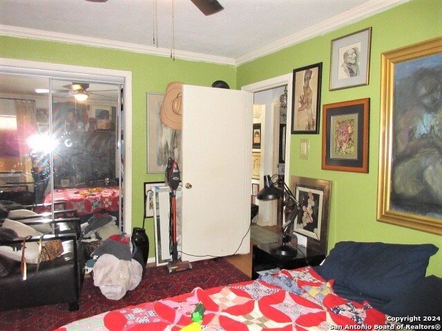 bedroom with crown molding, a closet, and ceiling fan