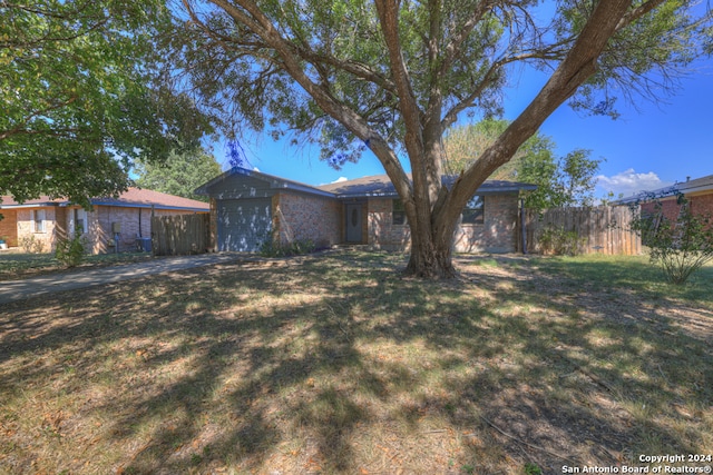 ranch-style home featuring a front lawn