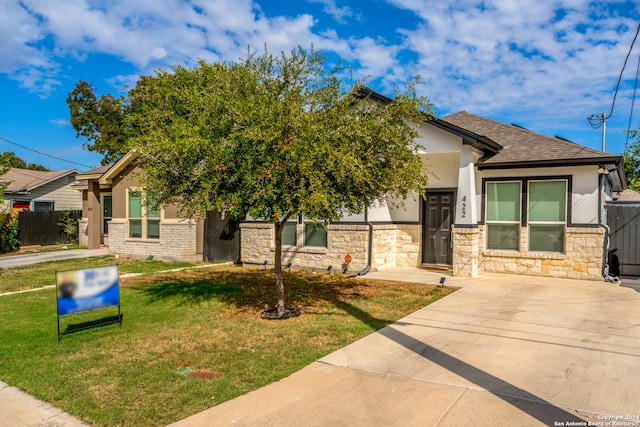 view of front of property featuring a front yard