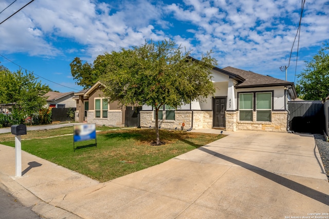 view of front of property featuring a front lawn