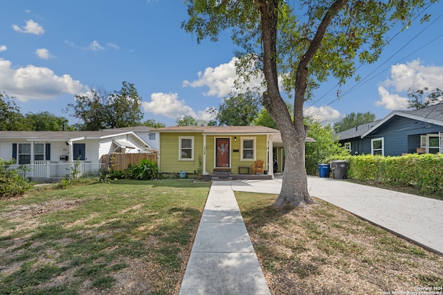 view of front of property with a front lawn and covered porch