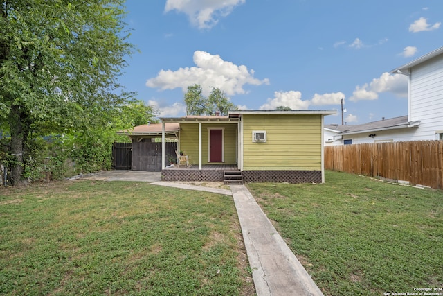 view of front of home featuring a front yard