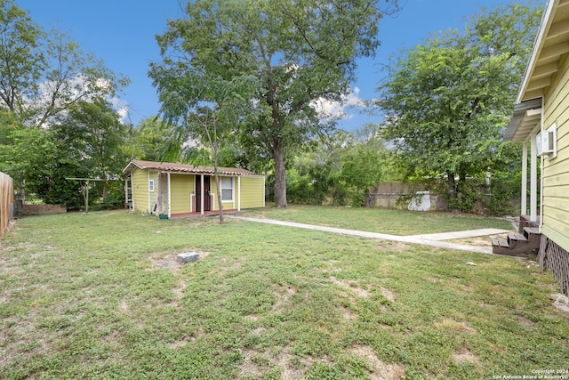 view of yard with an outbuilding