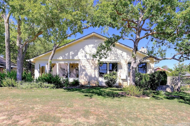 view of front of home featuring a front lawn