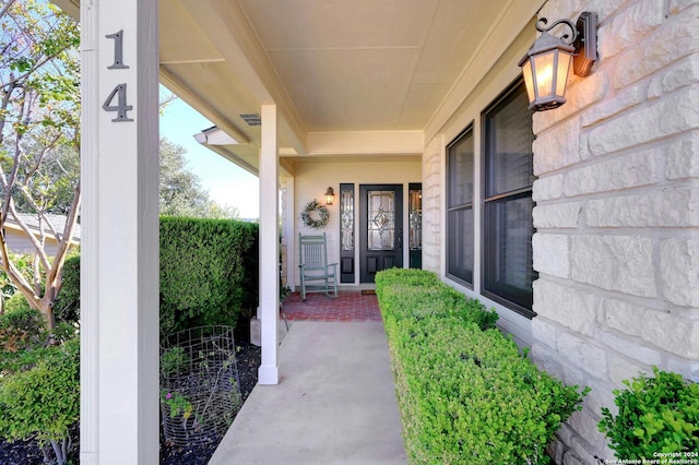 entrance to property featuring a porch