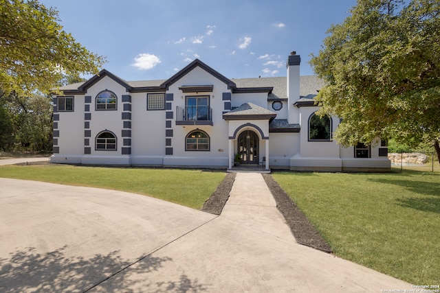 view of front of home featuring a front lawn