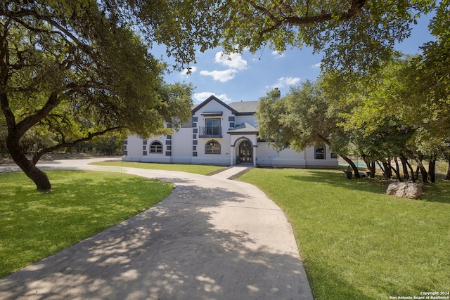 view of front facade with a front yard