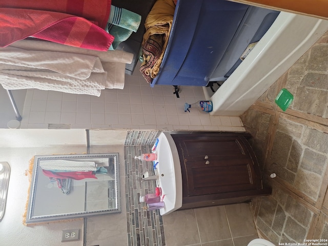 bathroom featuring decorative backsplash