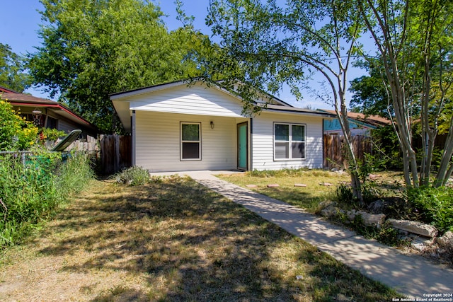 view of front of house featuring a front lawn