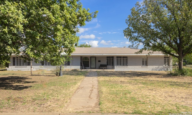 ranch-style home featuring a front lawn