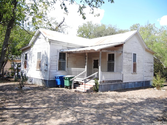 view of front facade featuring a porch