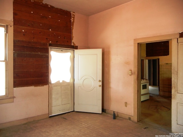 empty room featuring a wealth of natural light