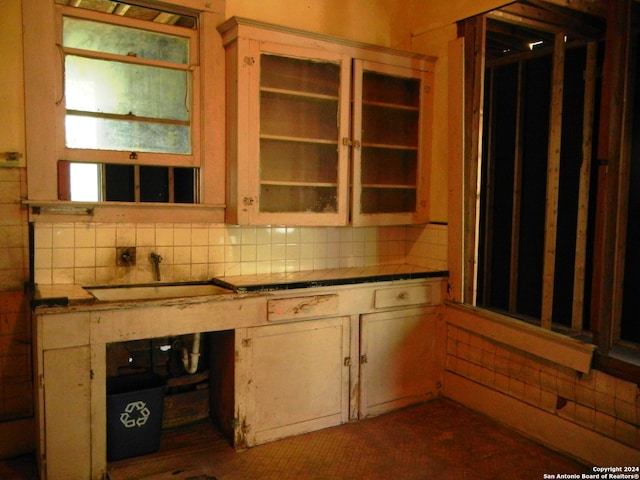 kitchen with backsplash and sink