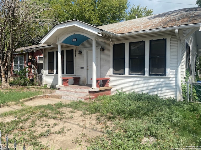 view of front facade featuring a porch