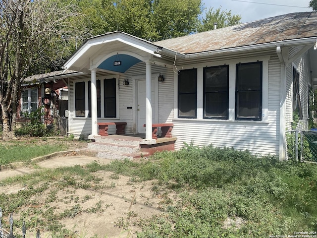 2019 Martin Luther King Dr, San Antonio, TX 78203 - bungalow-style home with a porch