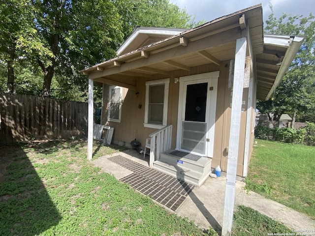 2019 Martin Luther King Dr, San Antonio, TX 78203 - view of front of home featuring entry steps, fence, and a front lawn
