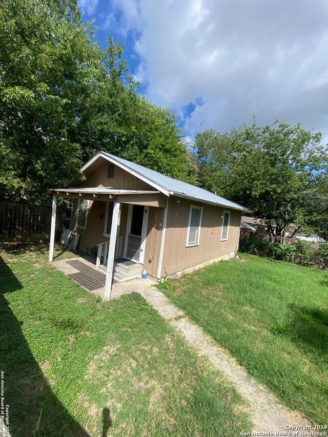 2019 Martin Luther King Dr, San Antonio, TX 78203 - rear view of house with fence and a lawn